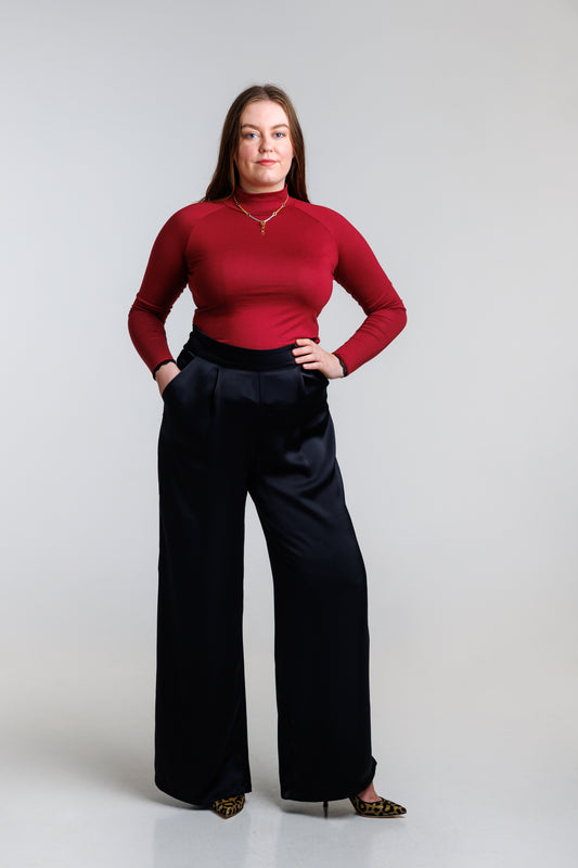 Bukse av fint satengstof i svart