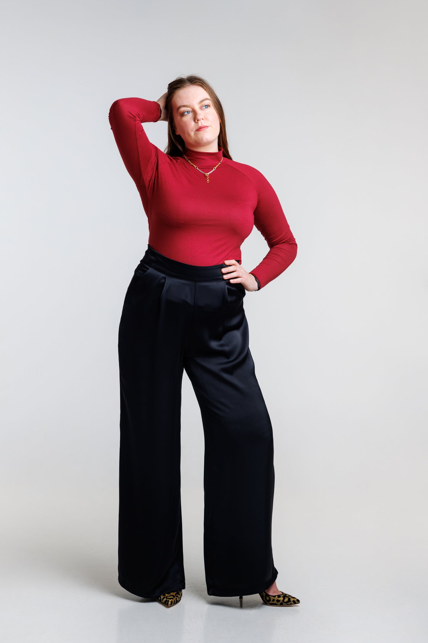 Bukse av fint satengstof i svart