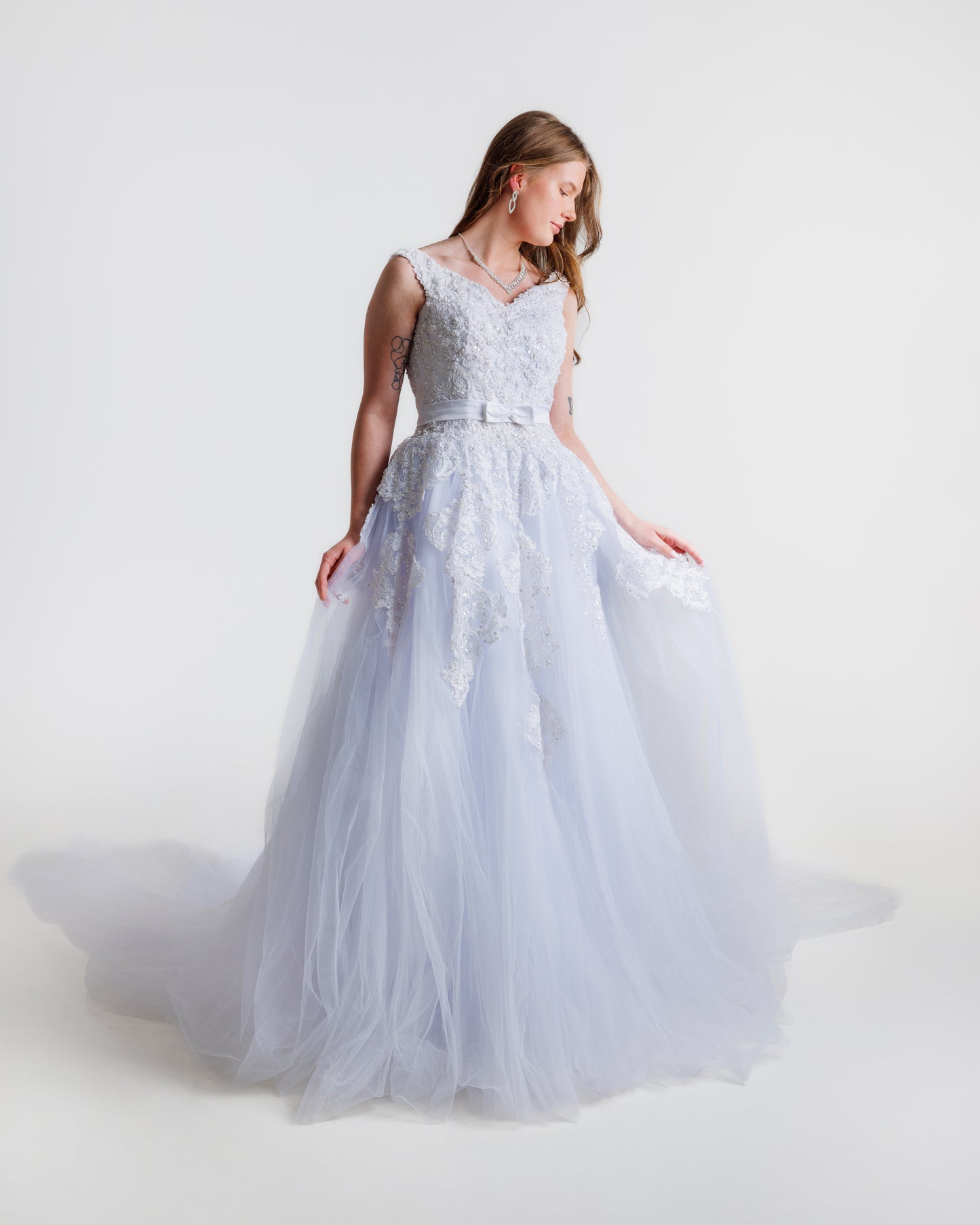 Elegant hvit brudekjole med fin slep