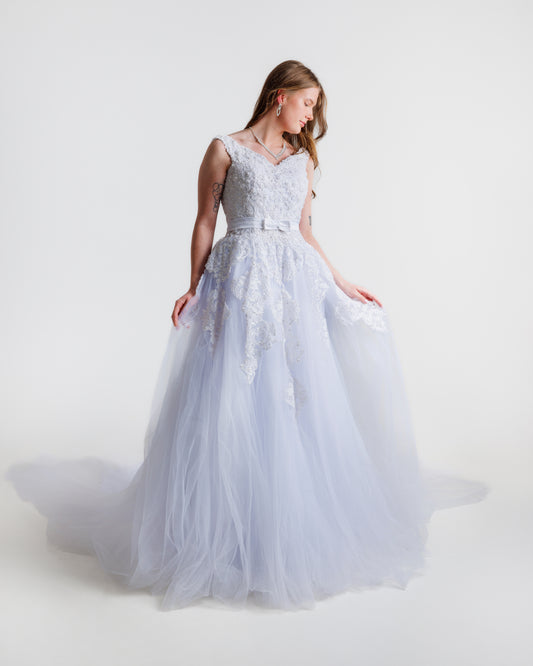 Elegant hvit brudekjole med fin slep