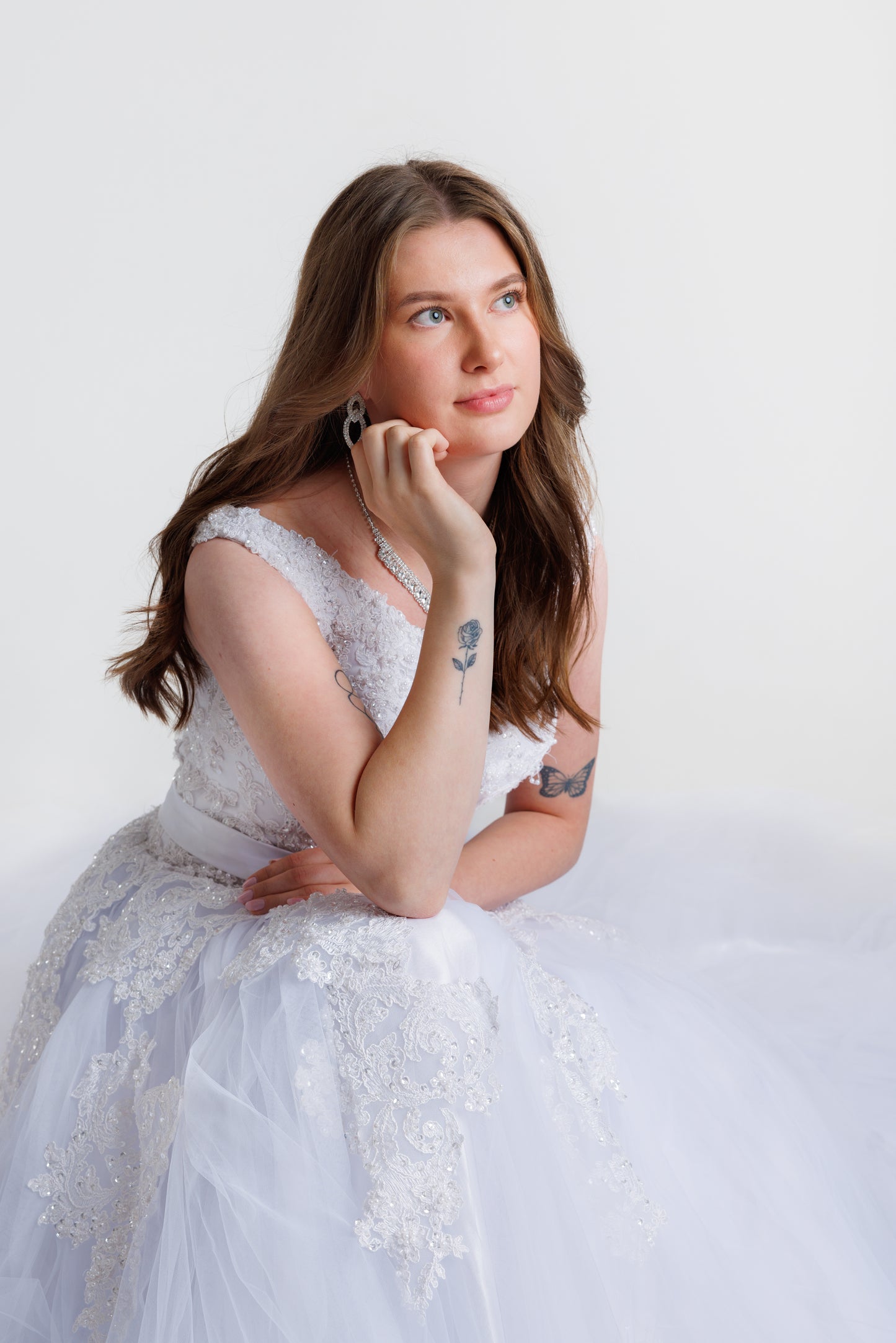 Elegant hvit brudekjole med fin slep