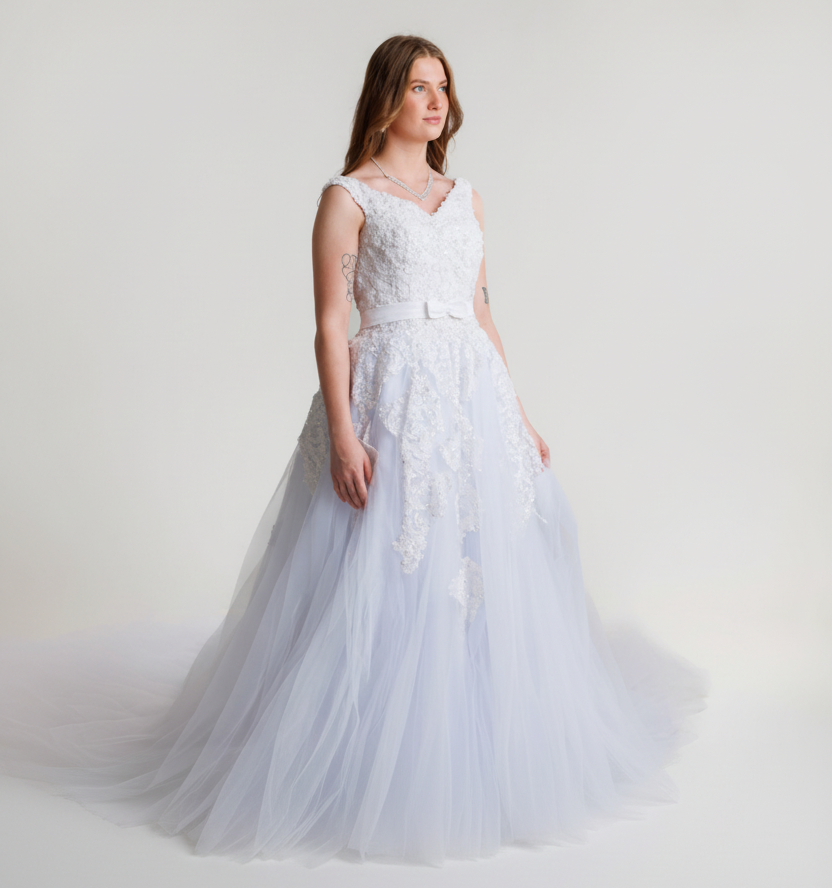 Elegant hvit brudekjole med fin slep
