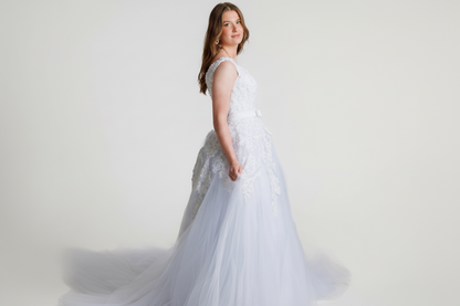 Elegant hvit brudekjole med fin slep