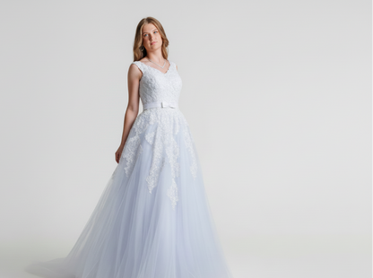 Elegant hvit brudekjole med fin slep