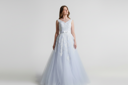 Elegant hvit brudekjole med fin slep